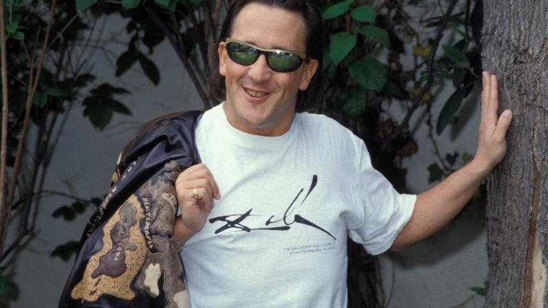 Couple écoutant la chanson française d'amour avec nostalgie